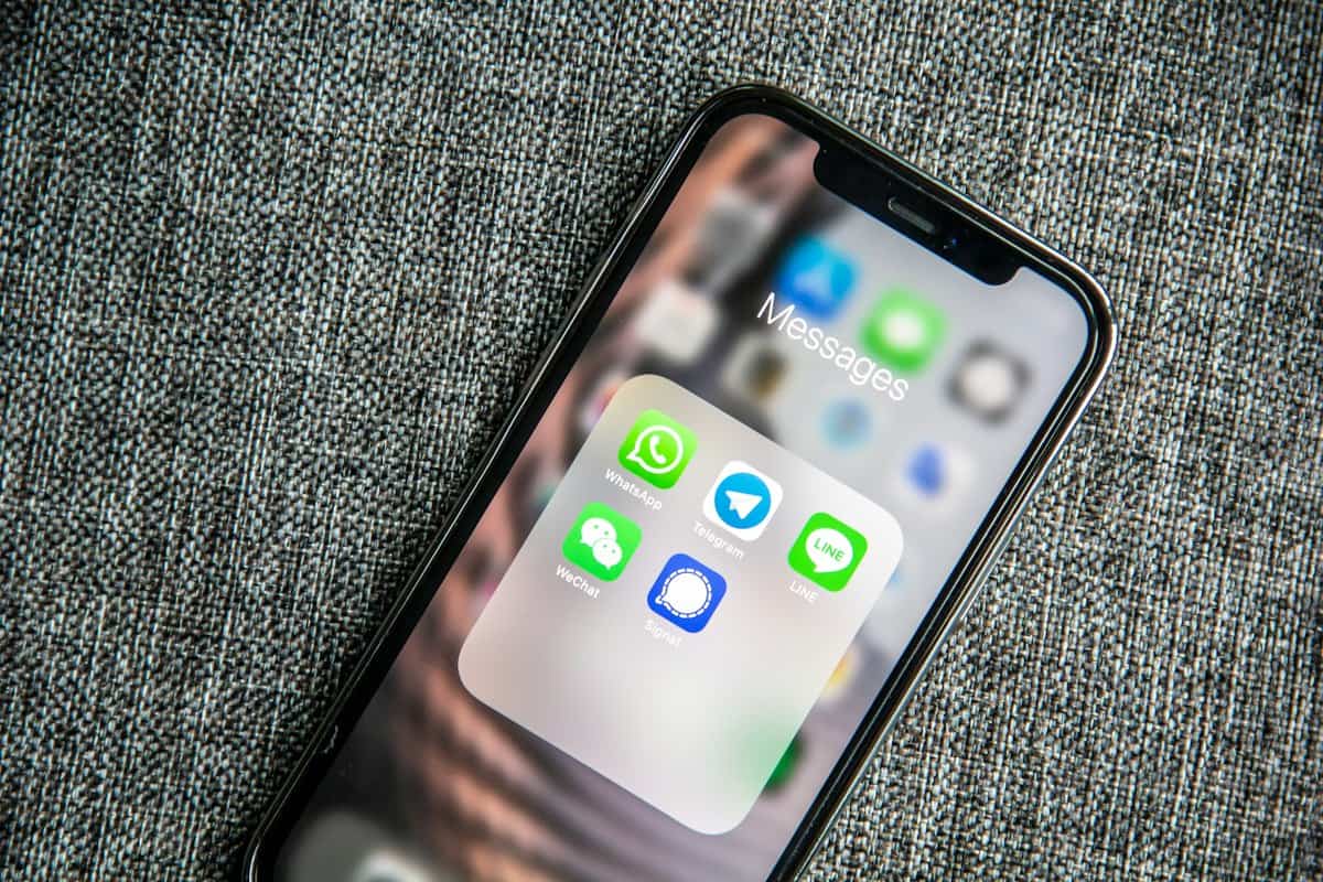 Smartphone yang menampilkan folder berisi aplikasi pesan