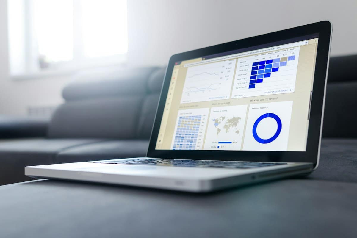 Laptop yang menampilkan grafik dan laporan untuk perencanaan proyek
