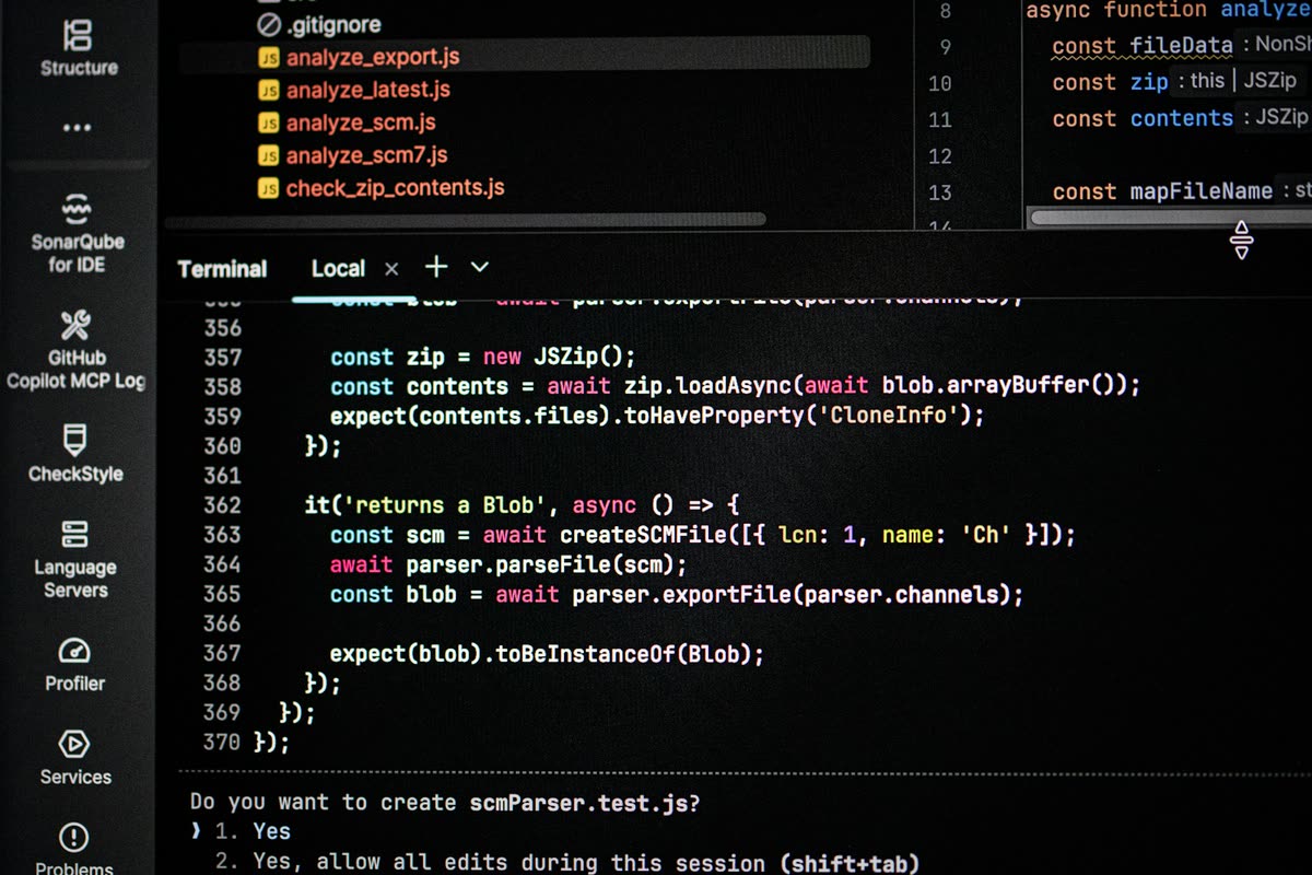 Kode pengujian JavaScript dan terminal yang terbuka di code editor