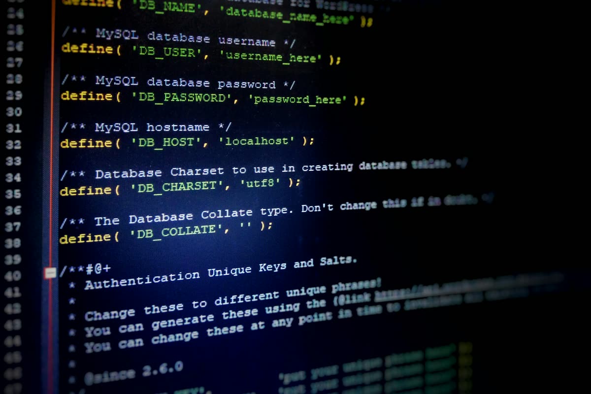 Kode konfigurasi PHP di layar editor berlatar gelap