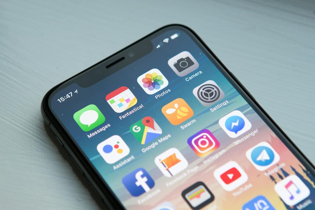 Layar utama smartphone yang penuh ikon aplikasi
