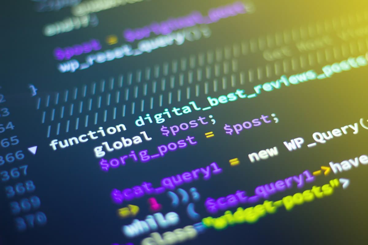 Kode program di layar saat proses code review